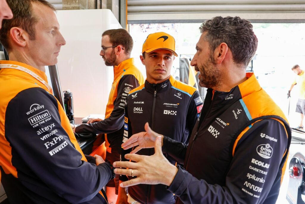 Andrea Stella speaks with Lando Norris and the McLaren team in the garage