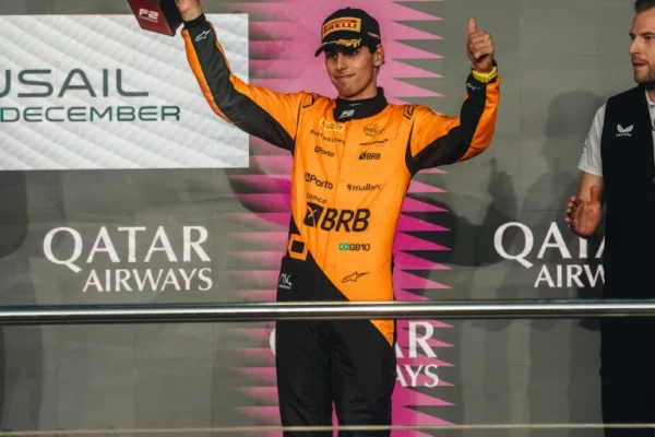 Gabriel Bortoleto on the podium in Abu Dhabi