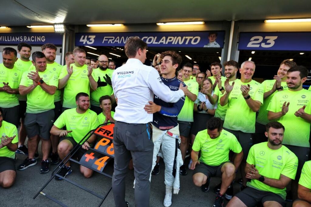 Franco Colapinto (ARG) Williams Racing celebrates his first points finish with James Vowles (GBR) Williams Racing Team Principal and the team.
Formula 1 World Championship, Rd 17, Azerbaijan Grand Prix, Sunday 15th September 2024. Baku City Circuit, Azerbaijan.